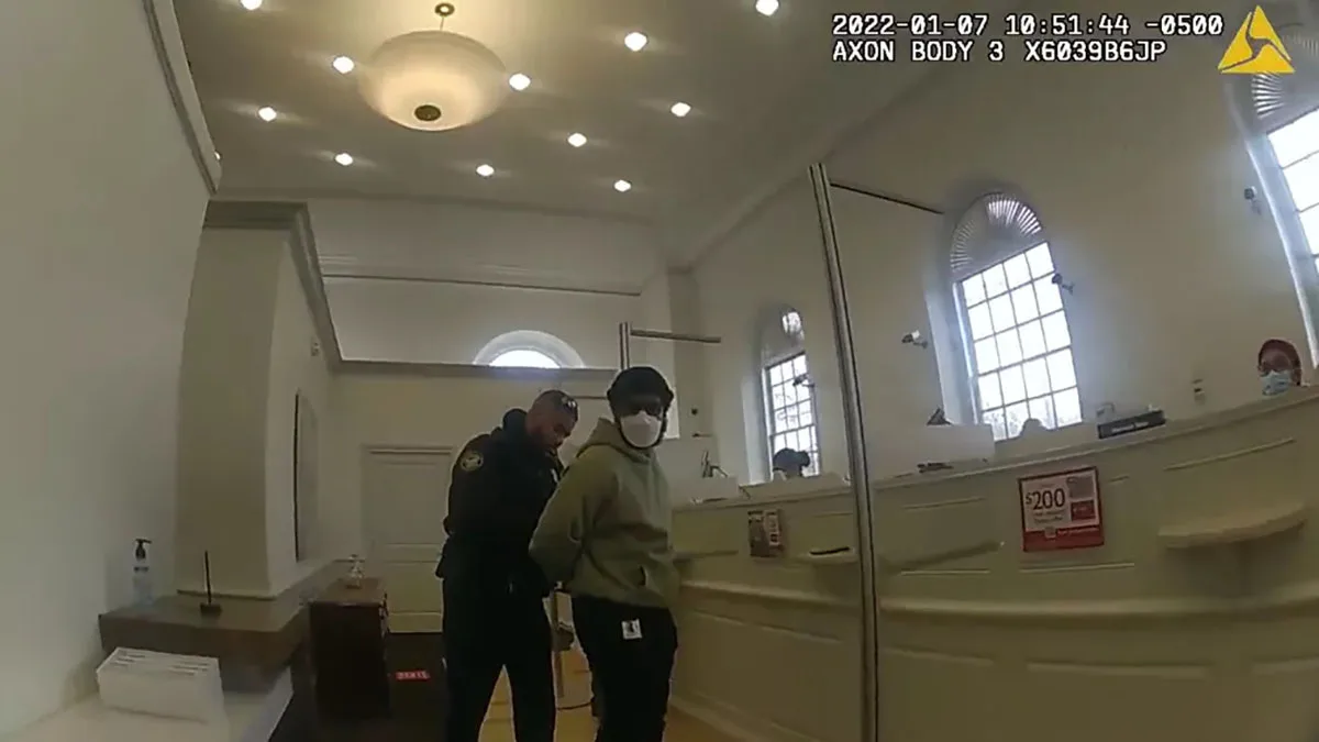 Vídeo mostra diretor do Pantera Negra sendo preso ao tentar sacar dinheiro