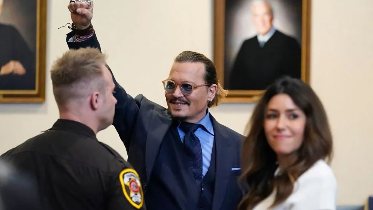 Depp comemora no tribunal