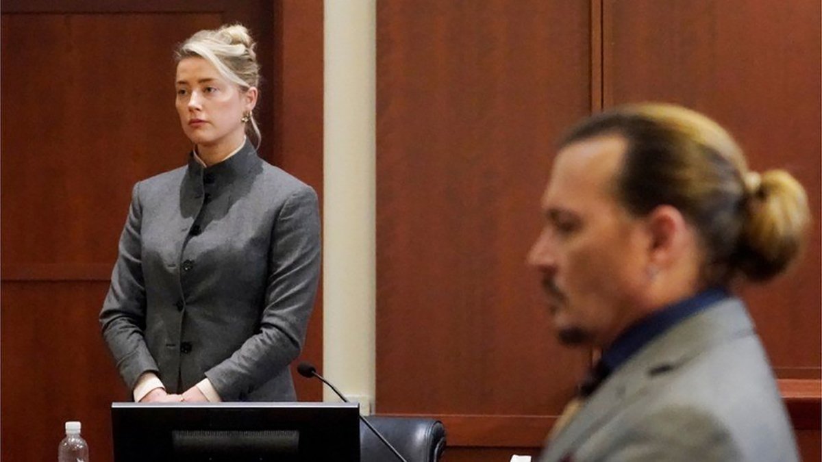 Amber Heard e Johnny Depp no tribunal