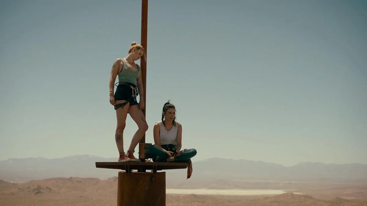 Grace Caroline Currey e Virginia Gardner em A Queda (2022)