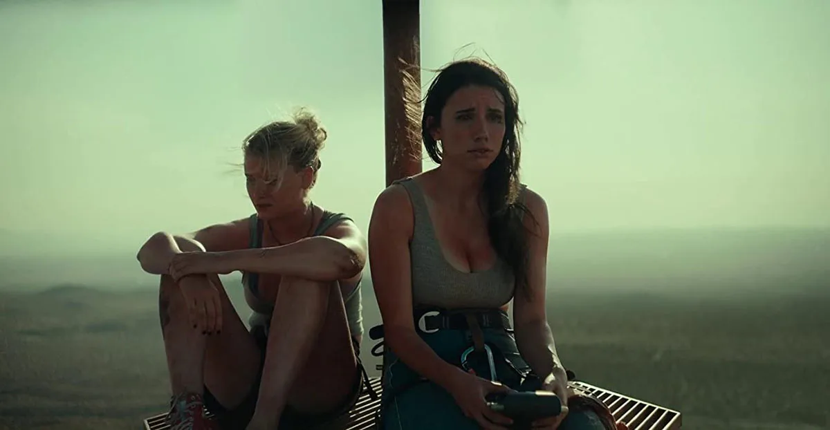 Grace Caroline Currey e Virginia Gardner em A Queda (2022)