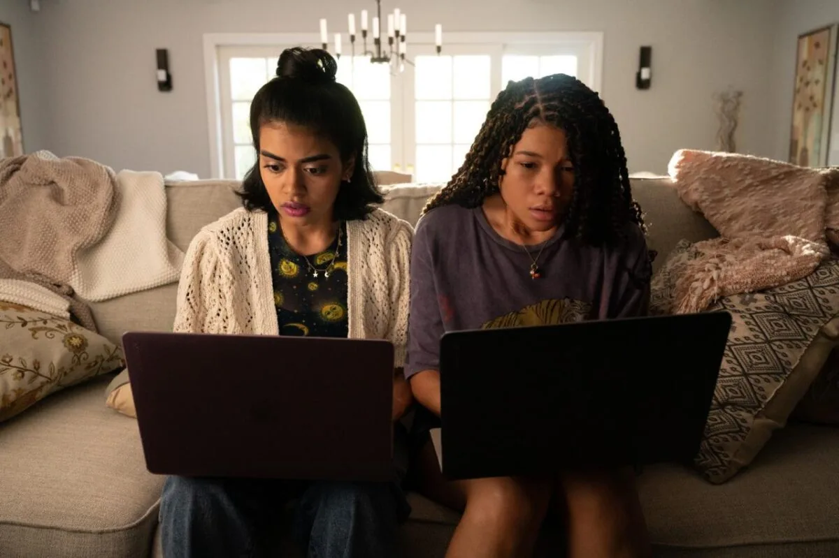 Megan Suri e Storm Reid em Desaparecida