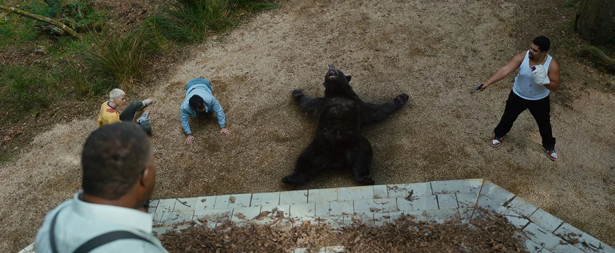 Isiah Whitlock Jr., Alden Ehrenreich, Aaron Holliday e O'Shea Jackson Jr. em O Urso do Pó Branco (2023)