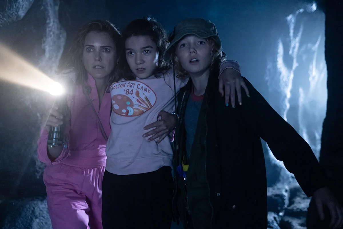 Keri Russell, Brooklynn Prince e Christian Convery em O Urso do Pó Branco (2023)