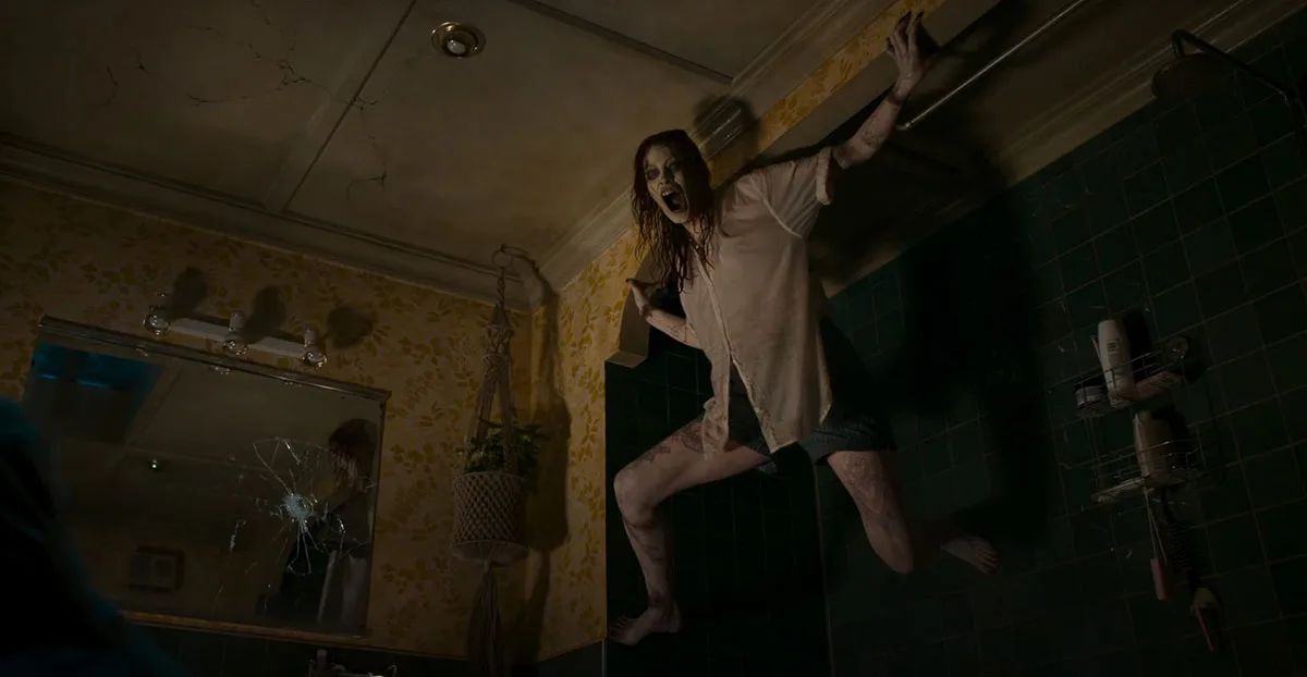 Alyssa Sutherland em A Morte do Demônio: Ascenção