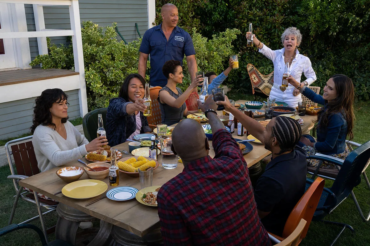 Rita Moreno, Vin Diesel, Jordana Brewster, Sung Kang, Ludacris, Michelle Rodriguez, Tyrese Gibson, Leo Abelo Perry, e Nathalie Emmanuel in Velozes e Furiosos 10