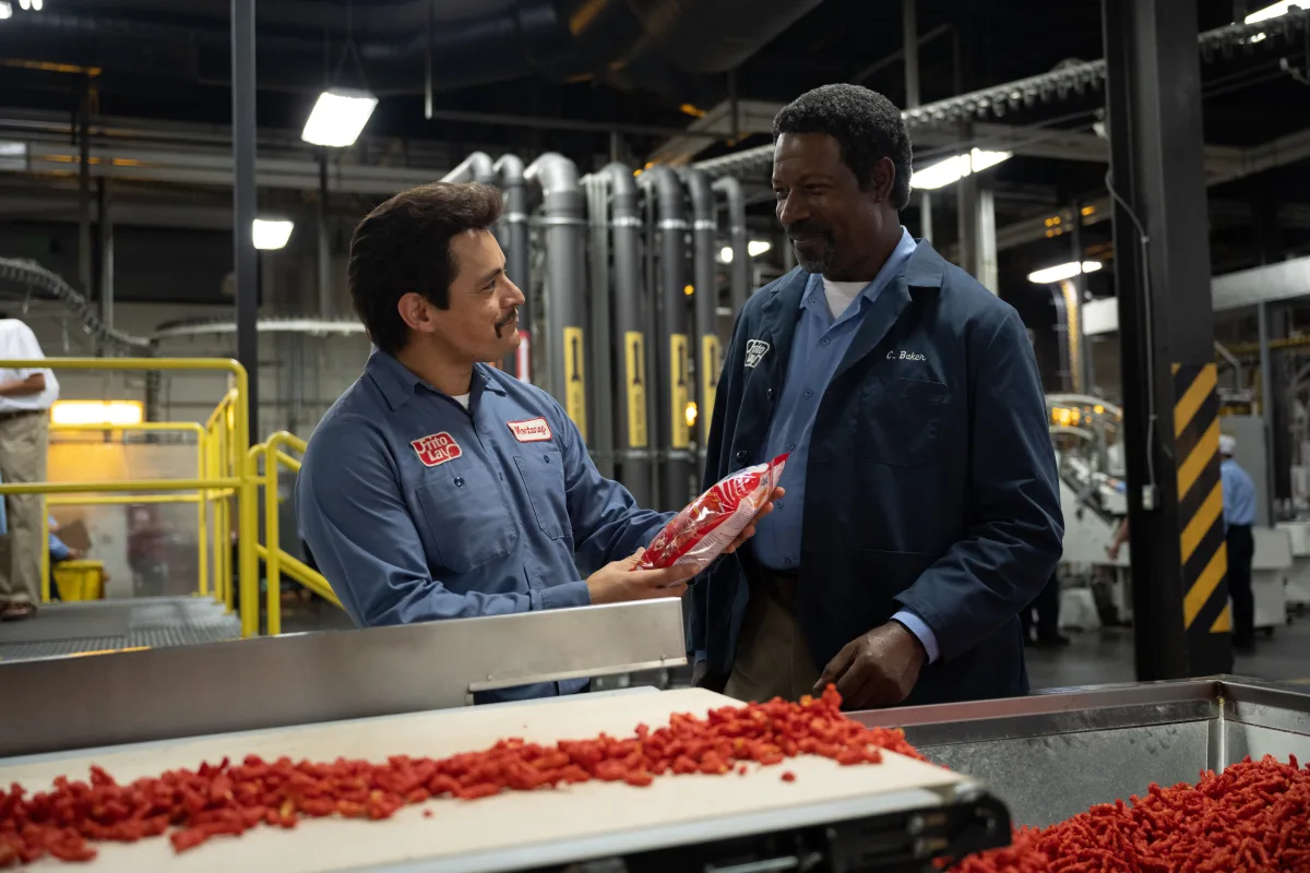 Dennis Haysbert e Jesse Garcia em Flamin' Hot - O Sabor que Mudou a História (2023)
